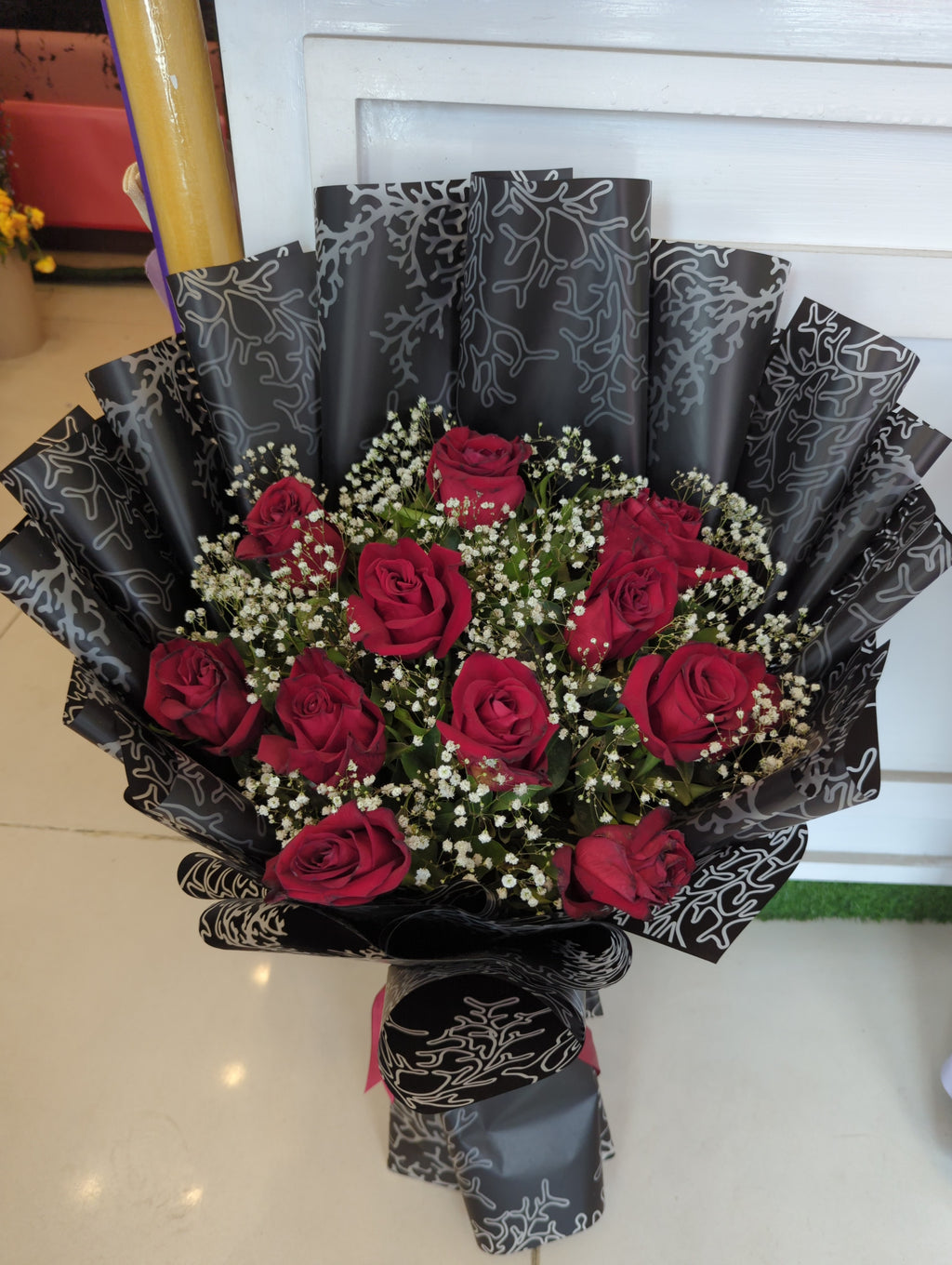 Imported 10 Rose Bouquet with Baby’s Breath & Black Wrap – Luxury Roses Lahore