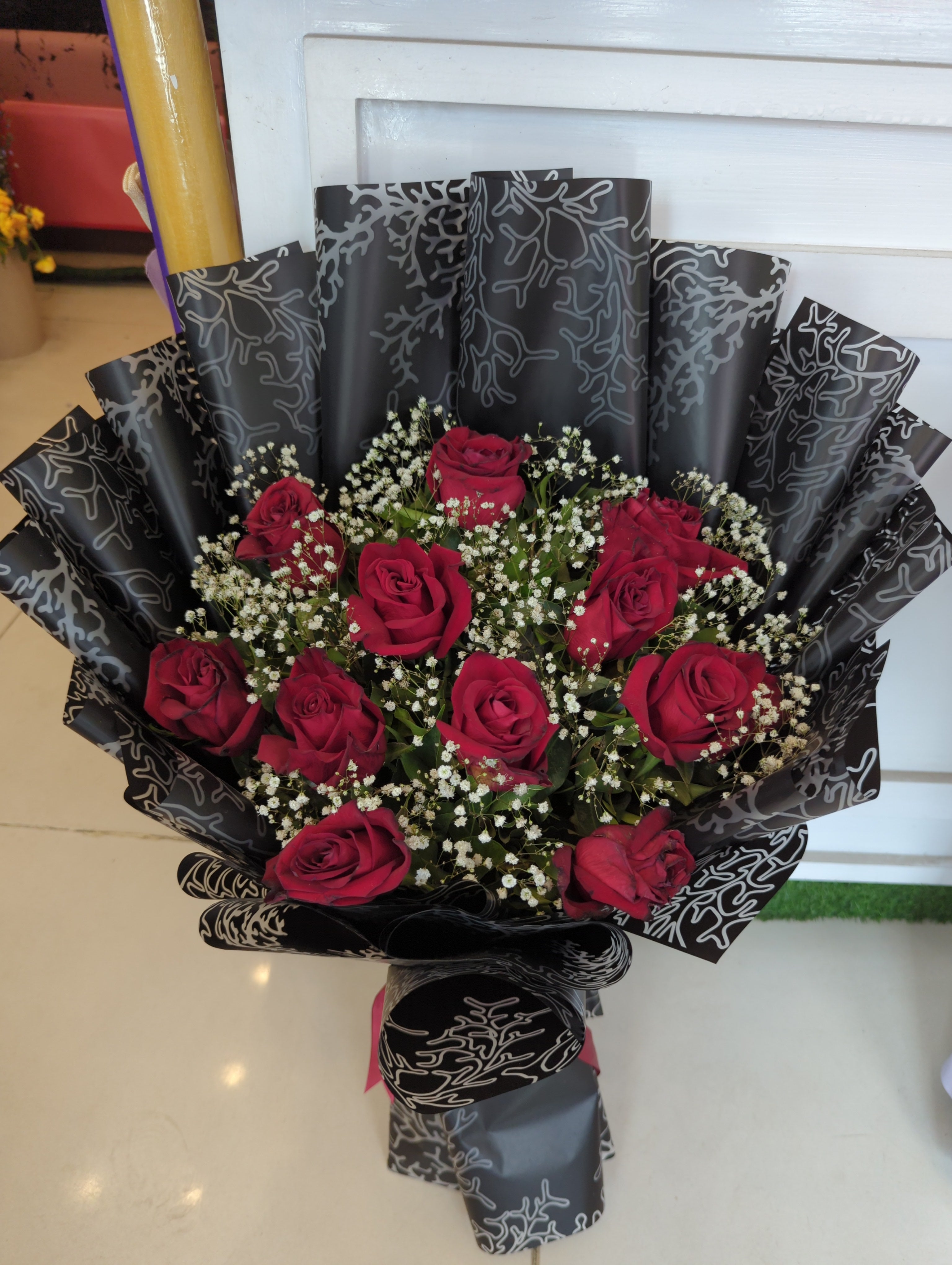 Imported 10 Rose Bouquet with Baby’s Breath & Black Wrap – Luxury Roses Lahore